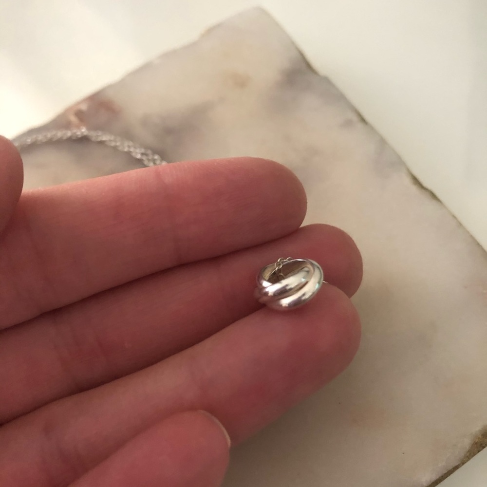 Dainty Silver Necklace with Intertwined Circles - Picture 4 of 5